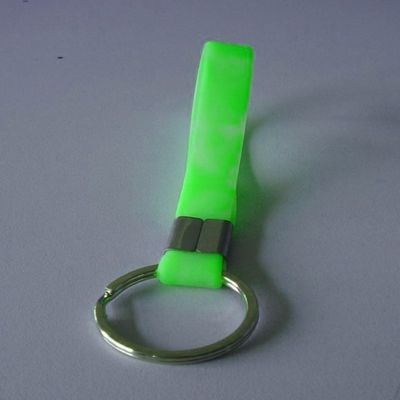 100% Silikon Zawieszki Brelok reklamowy, Metal Akcesoria, Kolor Pantone